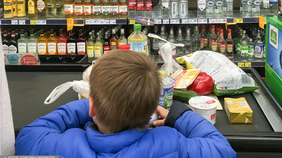 Kilkanaście złotych dziennie na przeżycie. Coraz więcej dzieci w Polsce żyje w skrajnej biedzie