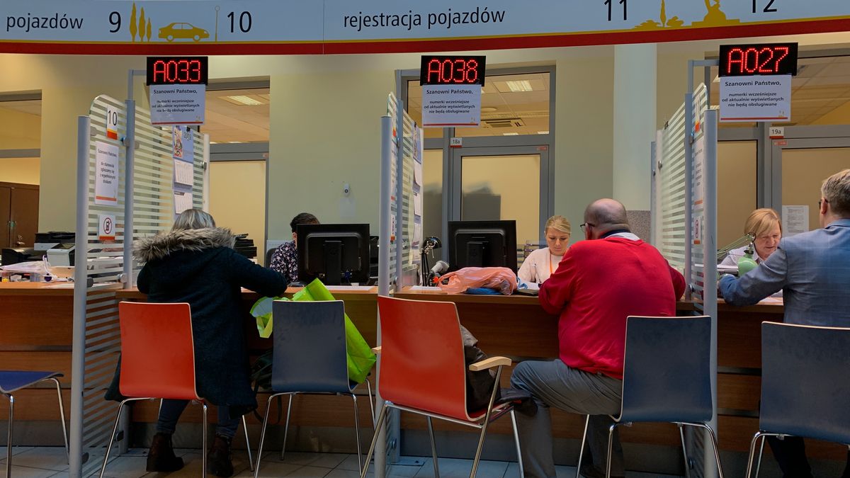 Przepisy wchodzą w życie 1 stycznia, ale już teraz kolejki w urzędach są zdecydowanie dłuższe