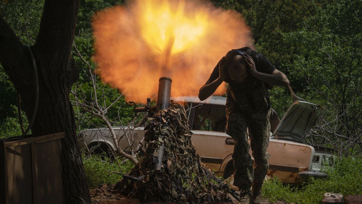 Ukraiński żołnierz strzela z moździerza w okolicach Bachmutu