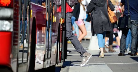 Wypadek w autobusie cofnął leczenie. Spór z ubezpieczycielem
