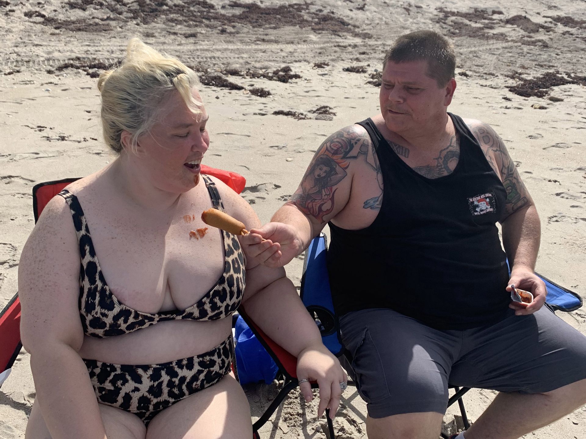 Mama June pałaszuje corndoga