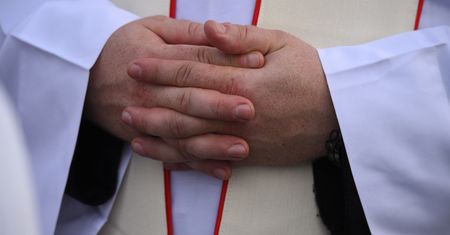 Dotykał i głaskał. Ksiądz zwolniony ze szkoły w Dąbrowie Górniczej