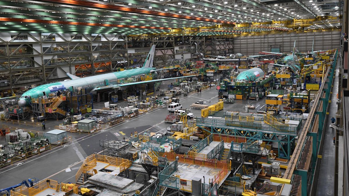 Boeing to restart production production line of commercial airplanes
epa08368683 (FILE) - The production line of Boeing's Everett factory in Seattle, Washington, USA, 06 November 2019 (reissued 17 April 2020). Reports on 17 April 2020 state the Boeing Chief Executive Dave Calhoun told company staff Boeing would restart the production of the 747, 767, and 777 commercial airplanes at their Puget sound facilities in the Washington state on 20 April.  EPA/YONHAP / POOL SOUTH KOREA OUT *** Local Caption *** 55617466 
Dostawca: PAP/EPA.
YONHAP / POOL