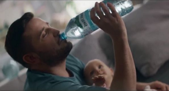 Woda Żywiec Zdrój promowana jako "jedyna polecana nawet dla niemowląt" (wideo)