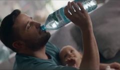 Woda Żywiec Zdrój promowana jako "jedyna polecana nawet dla niemowląt" (wideo)