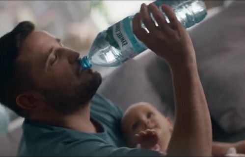 Woda Żywiec Zdrój promowana jako "jedyna polecana nawet dla niemowląt" (wideo)