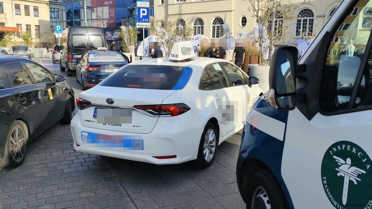 Kontrole ITD taksówek na aplikacje przed budynkiem Dworca PKP w Lublinie