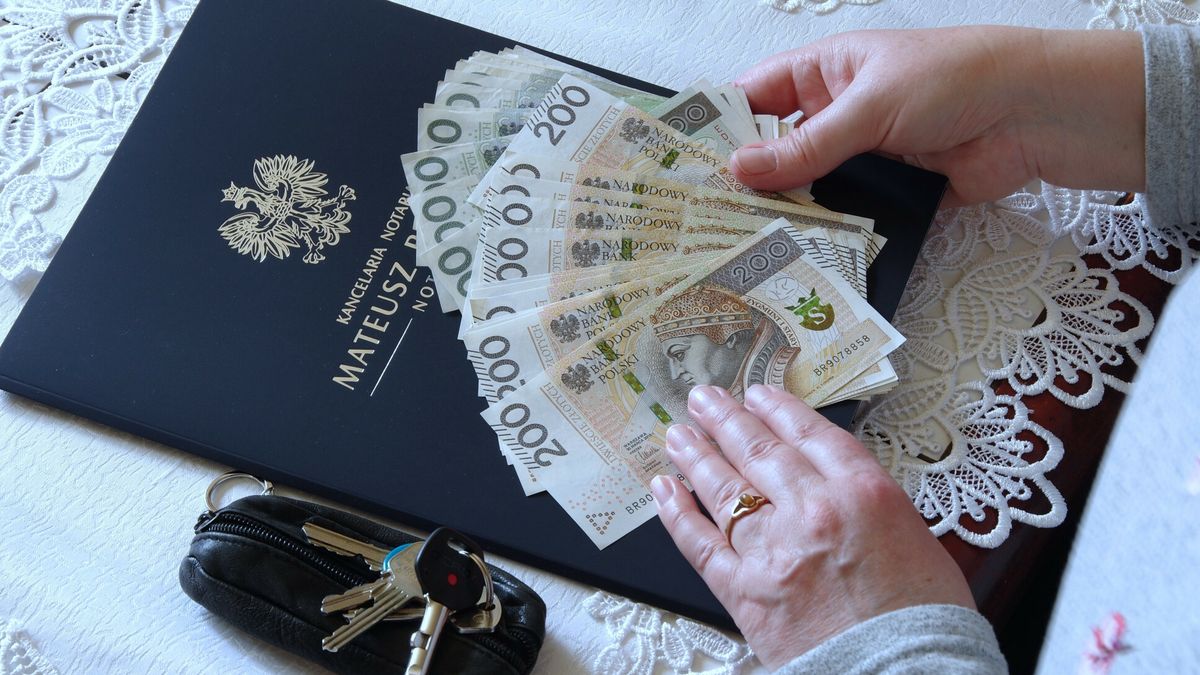Stock MaBaPHOTO: ZOFIA I MAREK BAZAK / EAST NEWS   Akt notarialny, pieniadze, klucze do wlasnego mieszkaniaZOFIA BAZAK