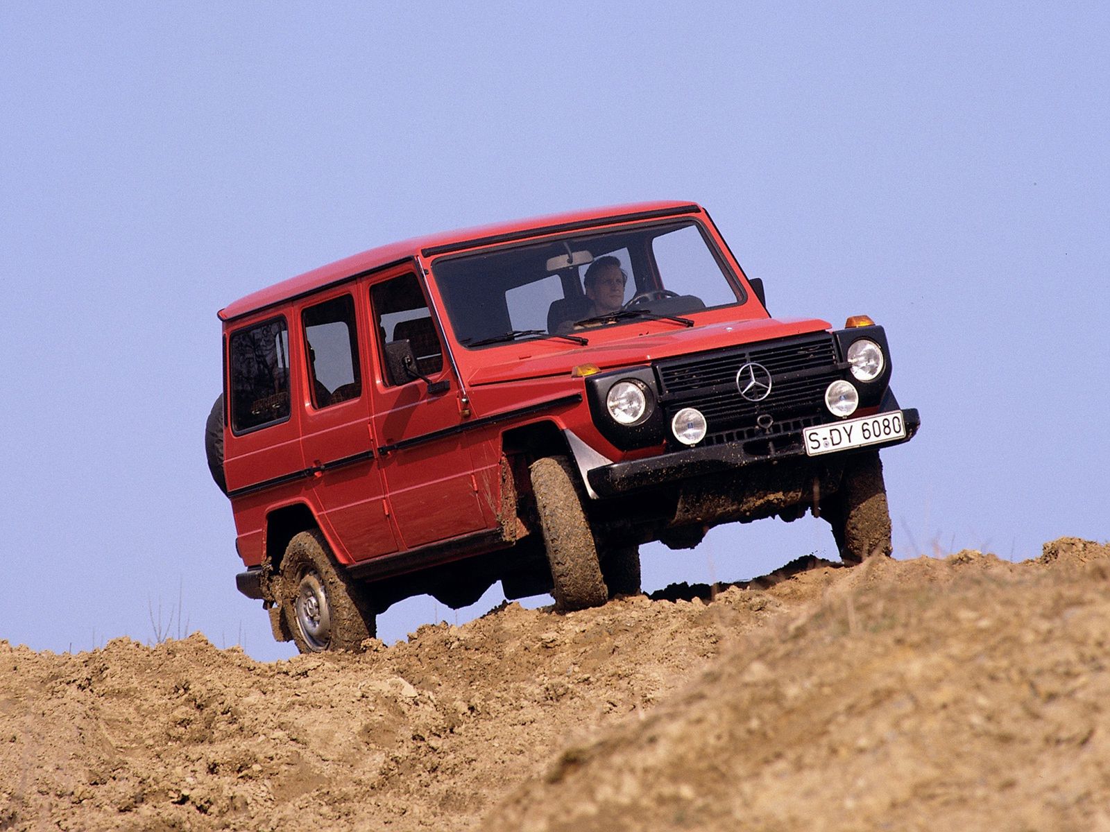 Mercedes G280 (W460) - taki pojazd w niezmienionej formie był produkowany od 1979 do 1990 roku. 