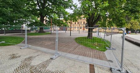 Odświeżają drewniany taras na Placu Litewskim. Teren ogrodzono, na razie nie można tam wchodzić