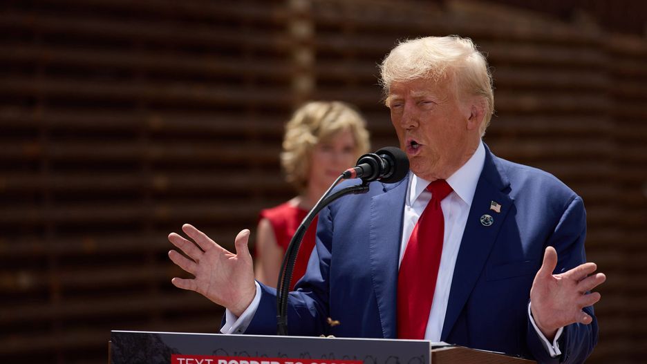 Republican presidential nominee Donald J. Trump visits the US southern border in Arizona
epa11560520 Former President and Republican presidential nominee Donald J. Trump speaks during his visit to the US southern border in Cochise County, Arizona, USA, 22 August 2024. The US presidential election takes place on 05 November 2024.  EPA/ALLISON DINNER 
Dostawca: PAP/EPA.
ALLISON DINNER