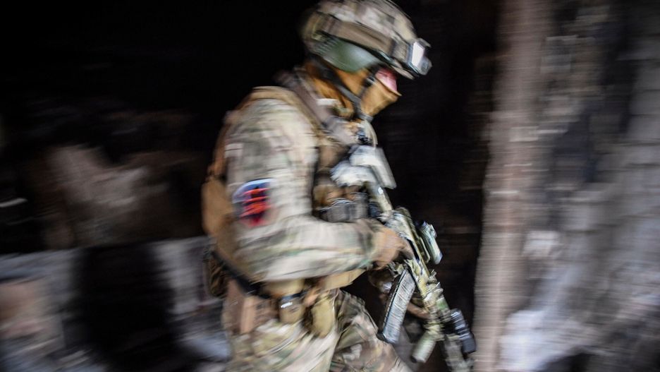 Wojna w Ukrainie - rosyjscy ?o?nierze w MariupoluA Russian soldier patrols at the Mariupol drama theatre, hit last March 16 by an airstrike, on April 12, 2022 in Mariupol, as Russian troops intensify a campaign to take the strategic port city, part of an anticipated massive onslaught across eastern Ukraine, while Russia's President makes a defiant case for the war on Russia's neighbour. - *EDITOR'S NOTE: This picture was taken during a trip organized by the Russian military.* (Photo by Alexander NEMENOV / AFP)ALEXANDER NEMENOV