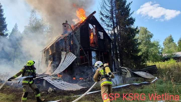 Strażacy pracowali w ekstremalnym warunkach, nie udało się ocalić domu.
