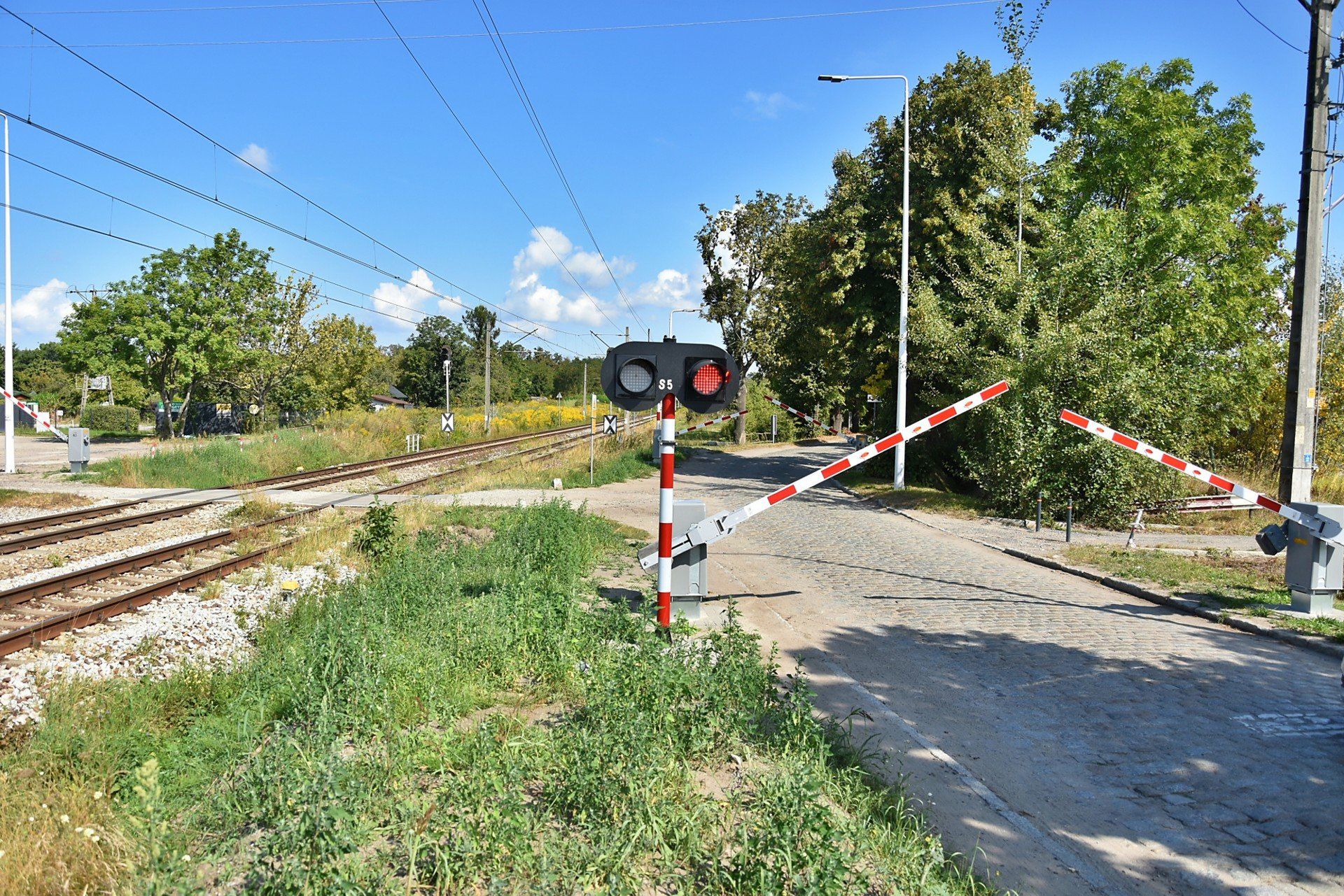 Auta nie przecinają torów, ale szlaban je zatrzymuje
