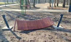 Dąbrowa Górnicza. Zniszczone hamaki w Parku Podlesie. Nie wytrzymały nawet doby