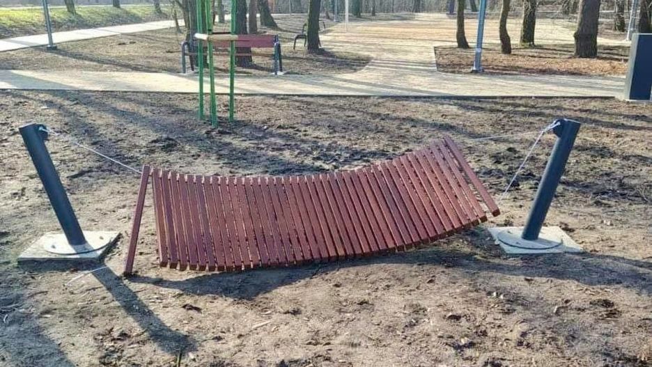 Dąbrowa Górnicza. Szybko, bo po niespełna dobie zniszczone zostały hamaki w Parku Podlesie.