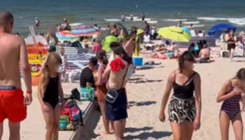 Była godz. 14:30. Weszli na plażę w Międzyzdrojach. Nagranie