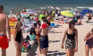 Była godz. 14:30. Weszli na plażę w Międzyzdrojach. Nagranie