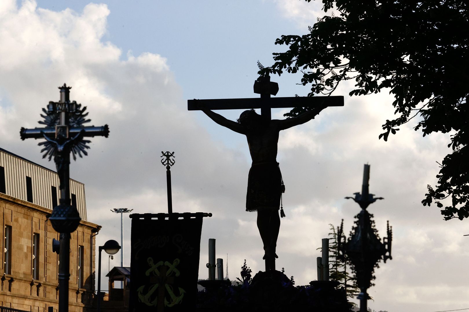 Holy Week processions in Ferrol
epaselect epa12035545 The image of the Christ of the Navigators is carried during a Holy Week procession in Ferrol, Galicia, Spain, 16 April 2025.  EPA/KIKO DELGADO 
Dostawca: PAP/EPA.
KIKO DELGADO
epaselect