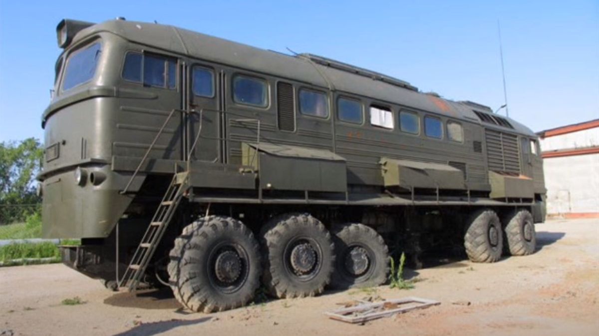 Lokomotywa połączona z wyrzutnią rakiet