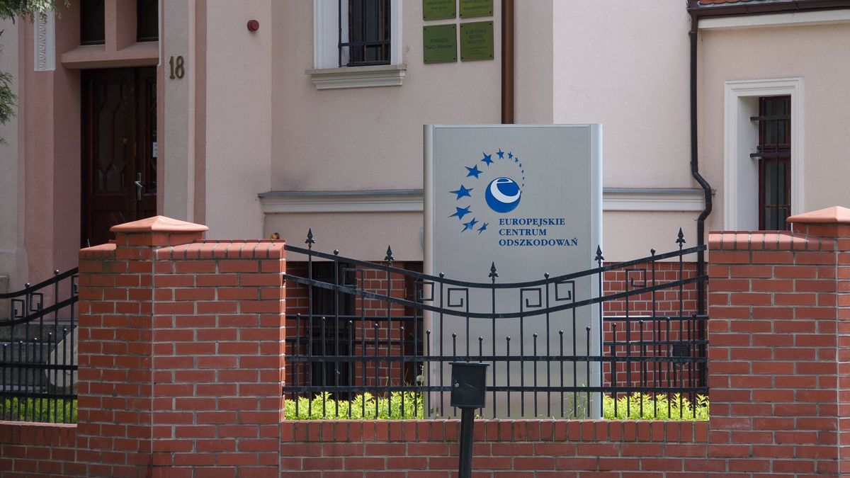 Europejskie Centrum Odszkodowa? siedziba firmy w LegnicyPHOTO: LUKASZ GRUDNIEWSKI / EAST NEWS   LEGNICA 07.05.2012 EUROPEJSKIE CENTRUM ODSZKODOWAN (EUCO)  SIEDZIBA FIRMY W LEGNICYLUKASZ GRUDNIEWSKI