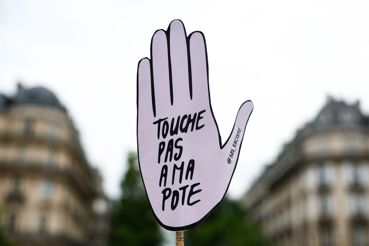 A protester holds a placard reading 'don't touch my friend' during a rally against antisemitism in Paris, France, 20 June 2024. Hundreds protesters gathered against antisemitism after an alleged rape of a 12-year-old Jewish girl in Courbevoie, a suburb of Paris. EPA/Mohammed Badra Dostawca: PAP/EPA.