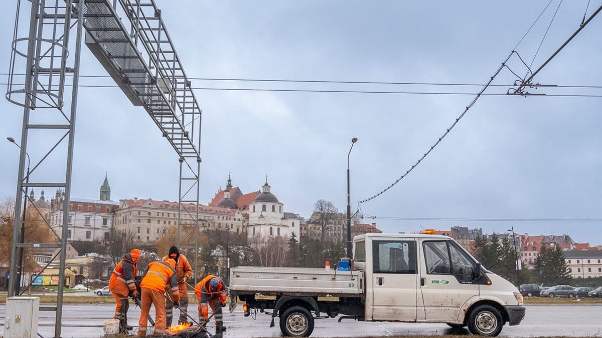 Brygada drogowców naprawiająca dziury w jezdni na al. Unii Lubelskiej