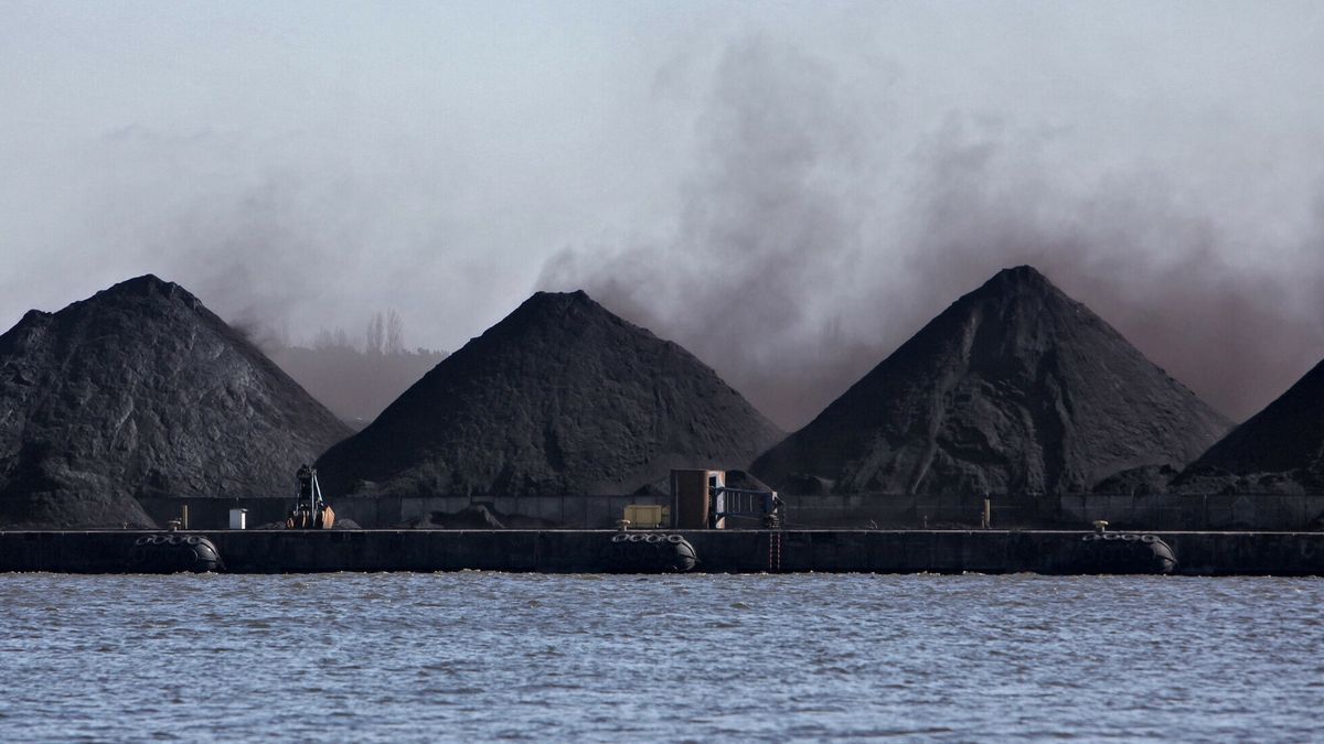 reporter_baza324.03.2011 Swinoujscie N/z haldy wegla w porcie  Fot. Daniel Szysz/REPORTERSzysz/REPORTER