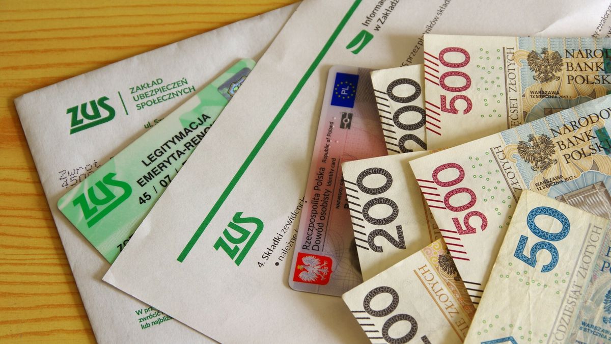 Stock Marek Bazak
PHOTO: ZOFIA I MAREK BAZAK / EAST NEWS   N/Z Pismo z ZUS-u, legitymacja emeryta, dowod osobisty,  pieniadze, banknoty o nominale 50,  200 i 500 zl.
ZOFIA BAZAK