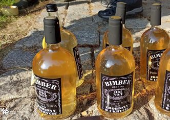 "Bimber pędzony nocą". Nalot skarbówki i  zamknięcie nielegalnej bimbrowni w ogródku działkowym