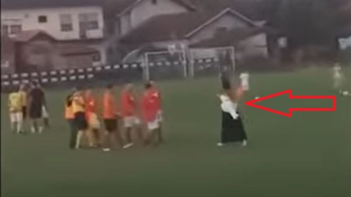 Kobieta interweniowała w awanturze na boisku