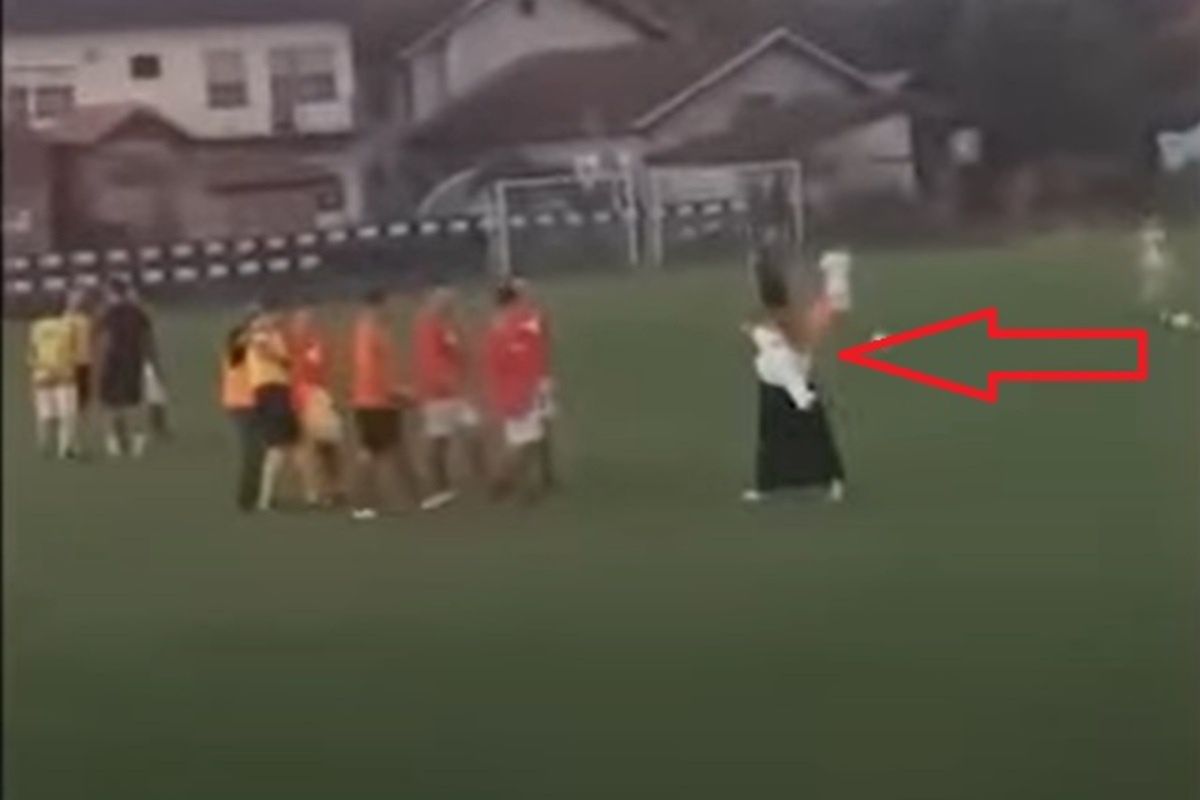Sceny po meczu. Kobieta w długiej sukni nagle wtargnęła na boisko