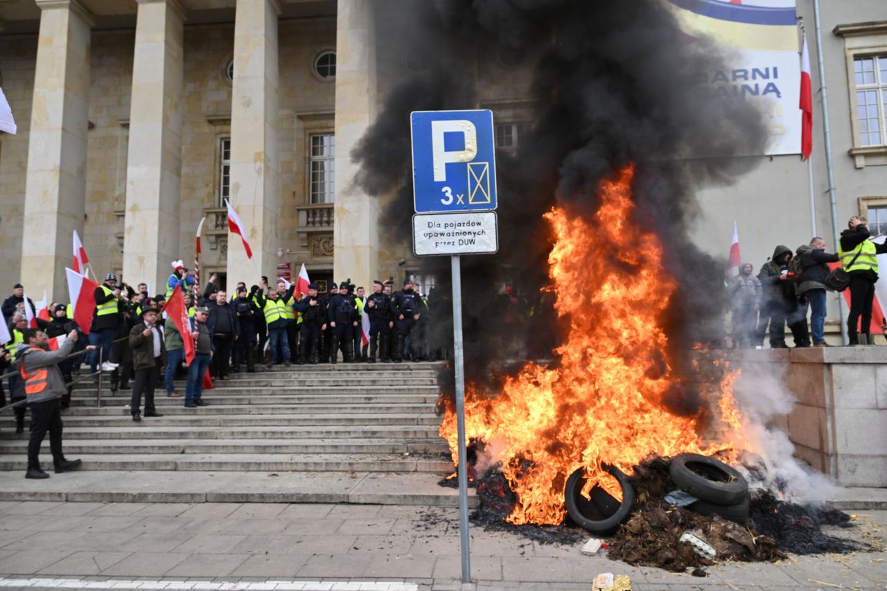 "Dopłat nie mieliśmy i też żyliśmy". Rolnicy zablokowali Wrocław. Mieszkańcy niezadowoleni