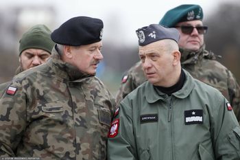 "System zadziałał jak trzeba". Czy należało zestrzelić pocisk?