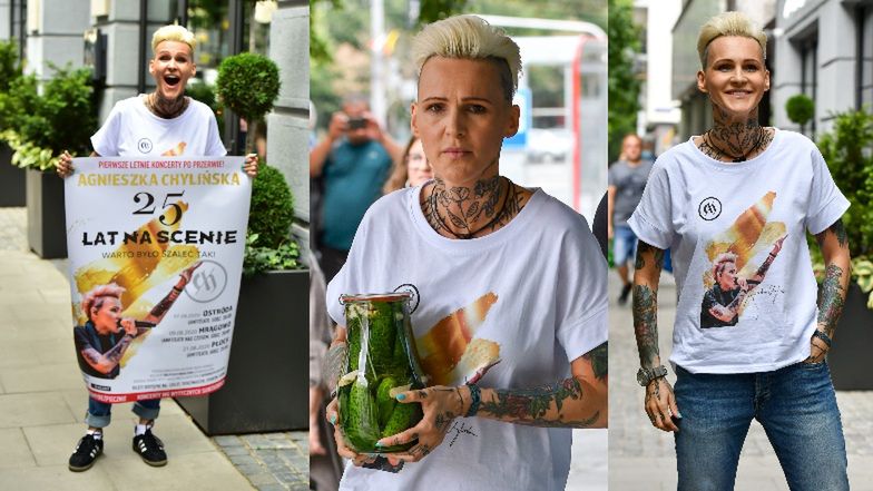 Agnieszka Chylińska pozuje ze słoikiem ogórków pod studiem jednej ze śniadaniówek