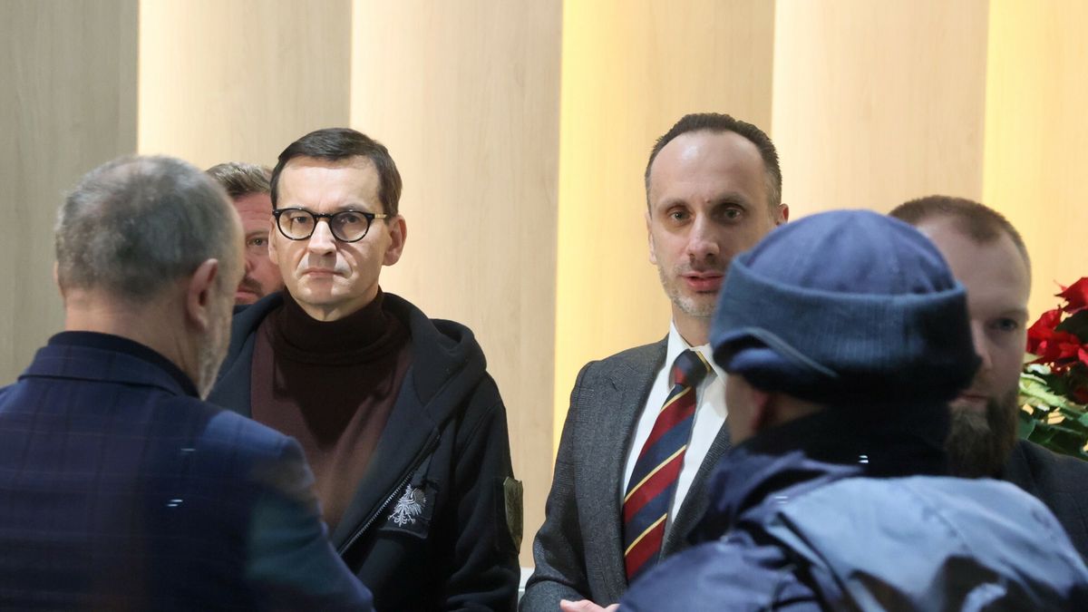 Sytuacja w PAP pod decyzji Ministra KiDN
Fot. Wojciech Olusnik/East News, Warszawa,  23.12.2023. Sytuacja w Polskiej Agencji Prasowej po decyzji ministra kultury Bartlomieja Sienkiewicz, ktory odwolal dotychczasowe wladze Polskiego Radia, Telewizji Polskiej i PAP. Zmian w redakcji i zarzadzie nie uznaje odwolany prezes PAP Wojciech Surmacz, wspierany przez poslow PiS. W gmachu PAP od 20 bm. trwa - jak okreslaja to parlamentarzy?ci PiS - interwencja poselska zwiazana z wyborem nowych wladz agencji.
N/z: Jan Mosinski, Mateusz Morawiecki, Janusz Kowalski
Wojciech Olusnik