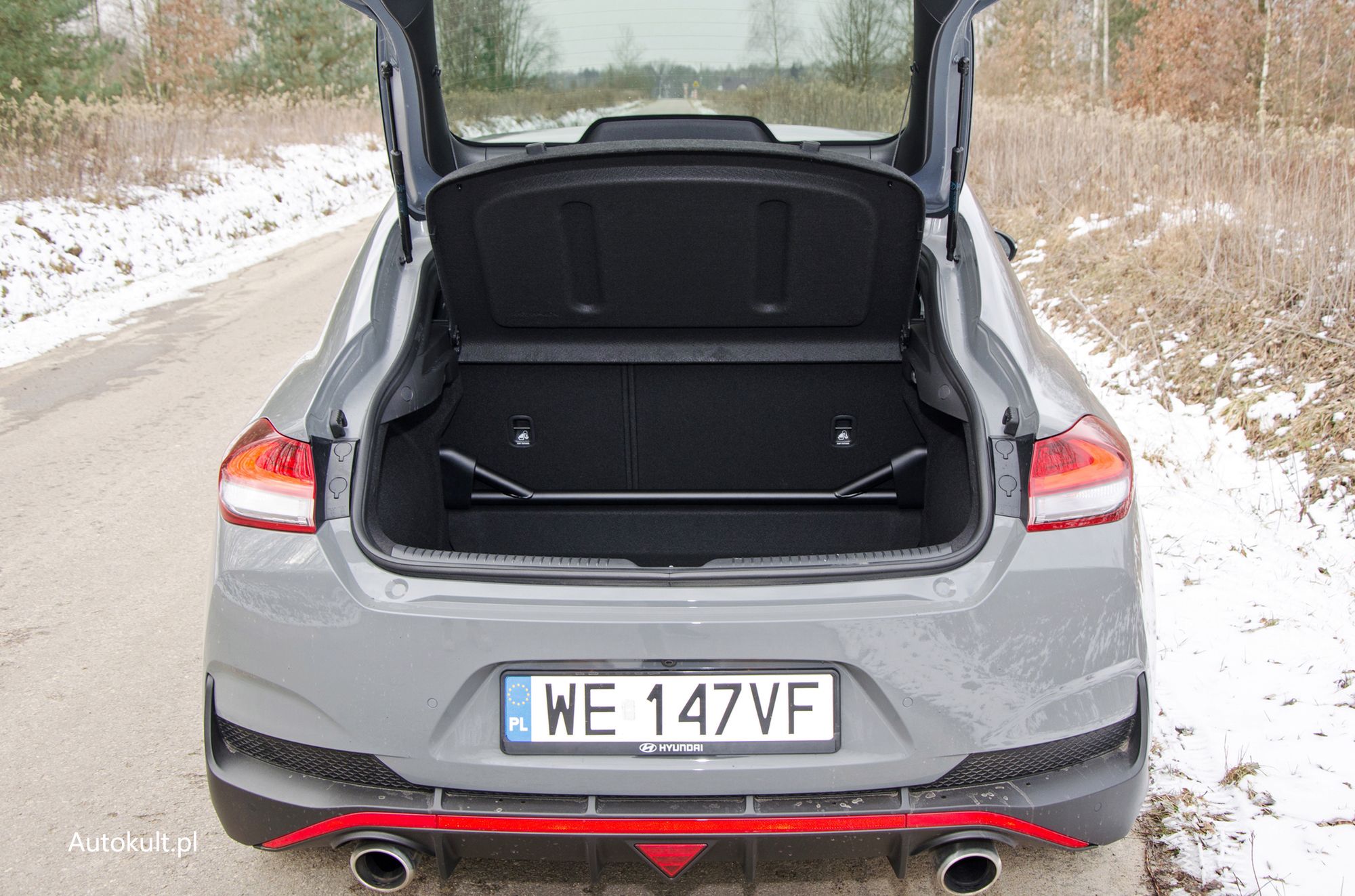 Zdecydowanie większy bagażnik Fastbacka to największa zaleta względem hatchbacka. Zaleta obiektywna.