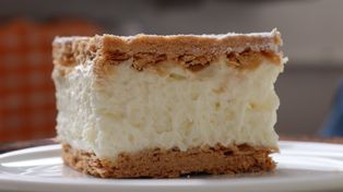 Weź paczkę herbatników i 3 saszetki budyniu. Najprostsza napoleonka bez pieczenia