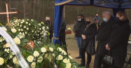 Tłumy opuściły cmentarz, a przyjaciel dalej czuwał nad grobem Krzysztofa Krawczyka