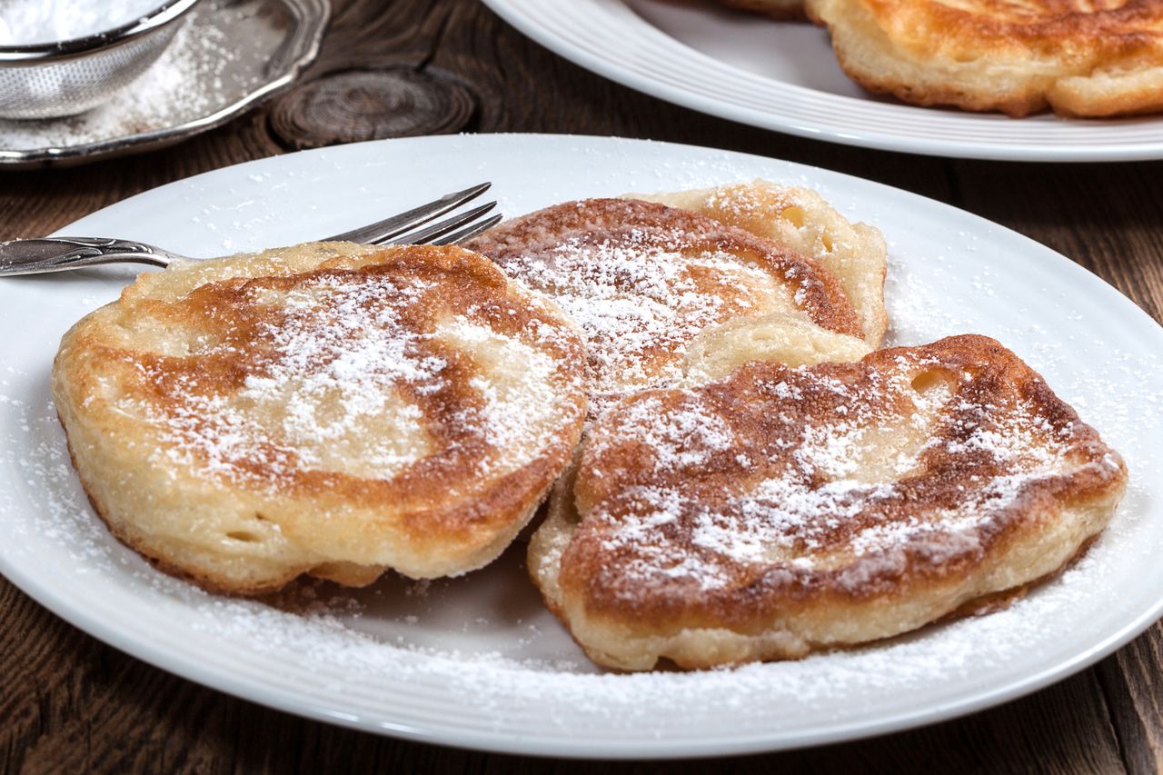 Zsiadłe mleko i kefir mogą się schować. Puszyste placki z jabłkami robię z innym dodatkiem