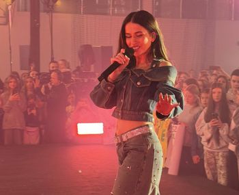 Roksana Węgiel wystąpiła na scenie w szkole. Odsłonięty brzuch zwracał uwagę tłumu [ZDJĘCIA]