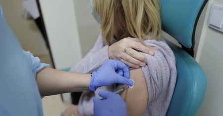 AstraZeneca powinna być wycofana? Ekspert zabiera głos