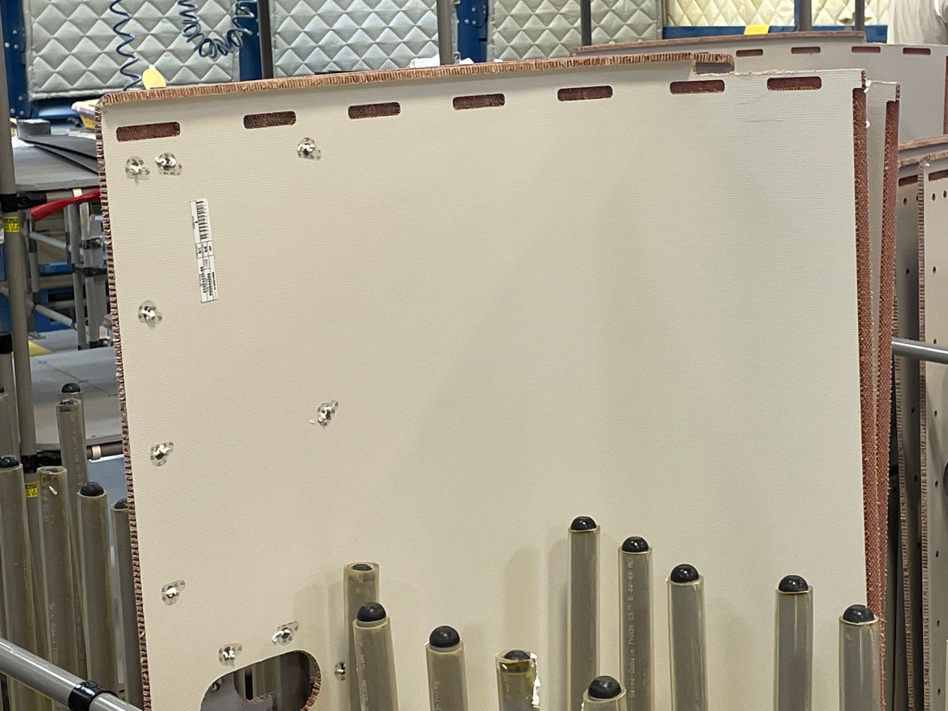 Potem jest odpowiednio formowany, oklejany, utwardzany, aż do ostatecznego efektu