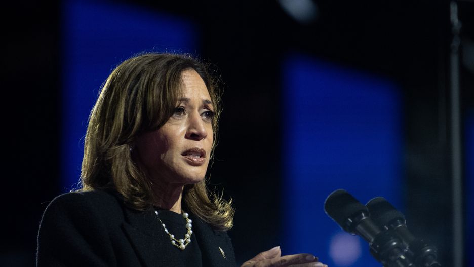 US Vice President and Democratic presidential nominee Kamala Harris addresses supporters at a campaign event in Philadelphia, Pennsylvania, USA, 04 November 2024. US Vice President and Democratic Presidential Nominee Kamala Harris is holding an election eve concert and rally in Philadelphia. Election polls show that the presidential race between Harris and Republican nominee former President Donald Trump is extremely close. EPA/DAVID MUSE Dostawca: PAP/EPA.
