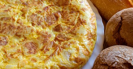Tortilla de patatas Magdy Gessler – przepis na hiszpański omlet ziemniaczany