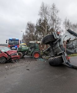 Wypadek traktora i auta. Beczkowóz przewrócił się na bok