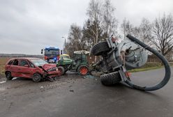 Wypadek traktora i auta. Beczkowóz przewrócił się na bok
