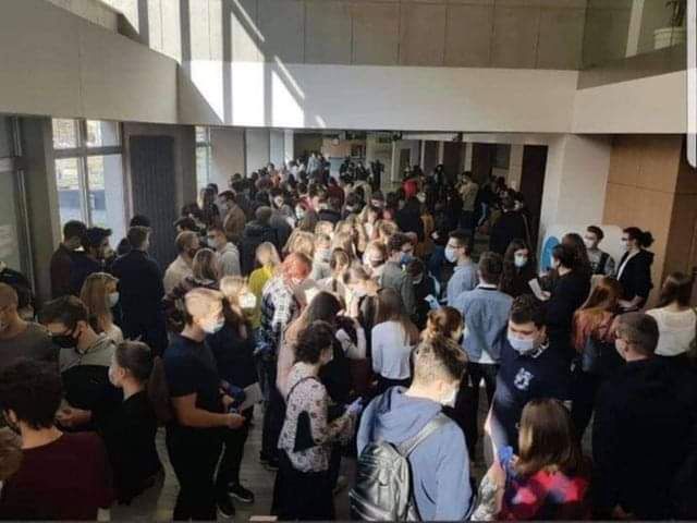 Tłum czekający na kolokwium w Katowicach. Studenci wezwali policję