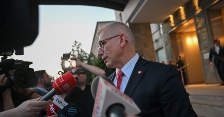 Tusk wyszedł tylnym wyjściem. Koniec spotkania KO