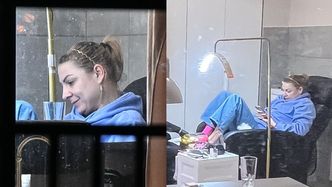 Pozbawiona makijażu Magdalena Narożna cała w błękicie relaksuje się na pedicure